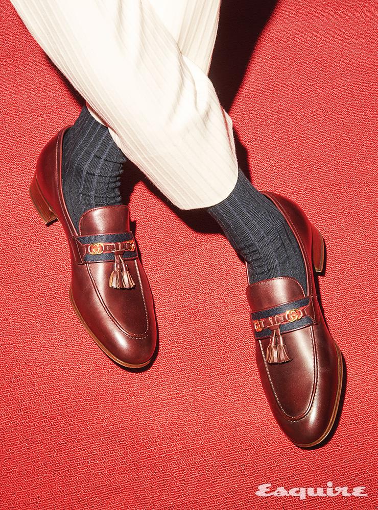 태슬 장식이 돋보이는 보르도 컬러 모카신 106만원 구찌. 테일러드 팬츠 가격 미정 생 로랑 by 안토니 바카렐로.