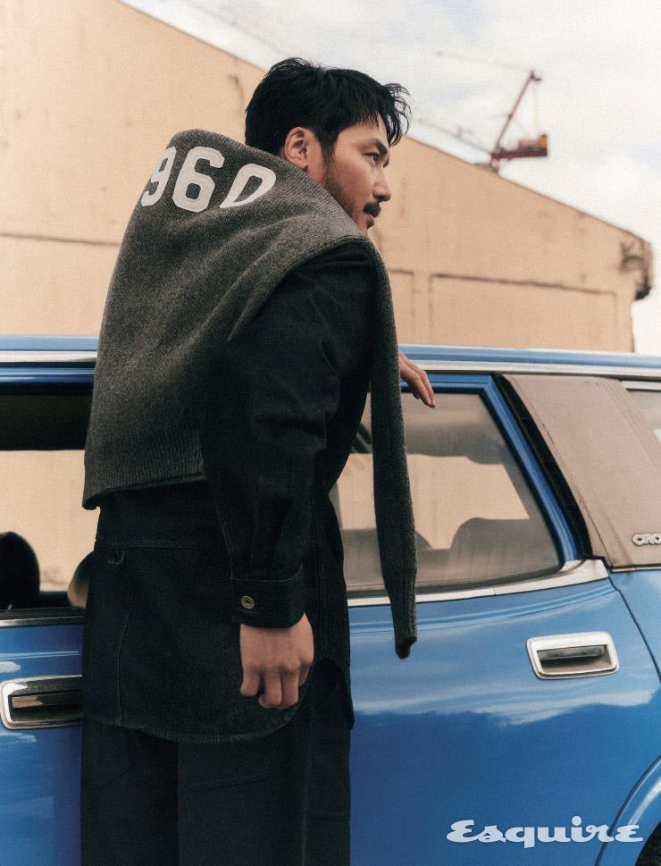 그레이 1960 울 크루넥 니트 16만9000원, 블랙 데님 재킷 19만9000원, 블랙 울 팬츠 16만9000원 모두 유니폼 브릿지.