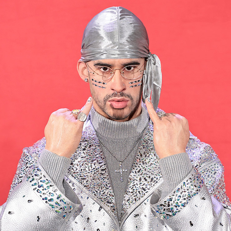 BAD BUNNY-과장된 실루엣, 볼드한 액세서리, 난해한 메이크업과 헤어스타일마저 완벽하게 소화하는 래퍼 배드 버니의 패션은 보는 것만으로도 눈이 즐겁다. 그의 스타일을 완성하는 건 다른 무엇보다 애티튜드다. 배드 버니의 입버릇 ‘I do what I want’. 그래서인지 치마를 입고 손톱을 예쁘게 칠하는 데도 거리낌이 없다. 배드 버니를 쿨하게 만드는 면면. instagram: badbunnypr 