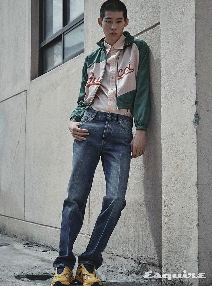 로고 블루종 215만원, 핑크 셔츠 72만원, 데님 팬츠 94만원, 옐로 스니커즈 124만원 모두 구찌.