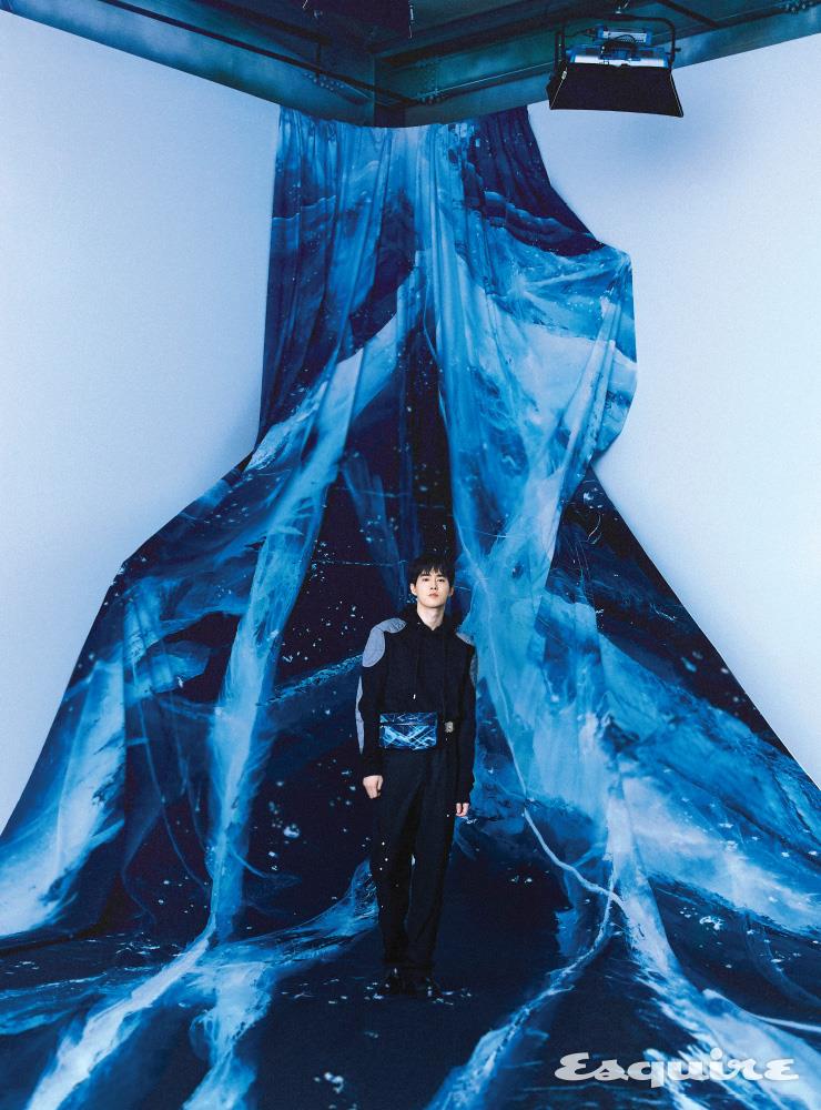 실용성과 활동성, 스타일을 모두 고려한 백으로 레더 트림은 탄소 중화 태닝 공정으로 만들었다. 마이스터스튁 셀렉션 글래시어 벨트 백 몽블랑. 후드 티셔츠 GmbH. 팬츠 어템트 by 샘플라스. 슈즈 후망.