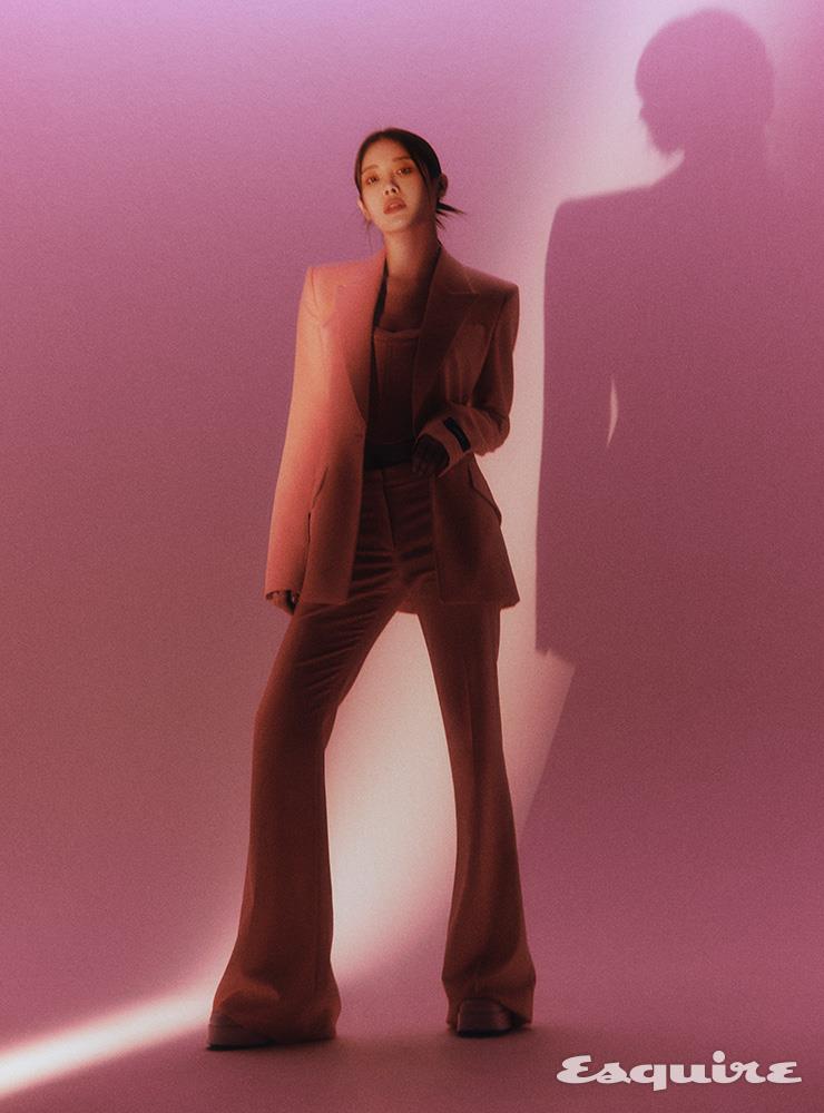 재킷, 톱, 팬츠, 슈즈 모두 베르사체.