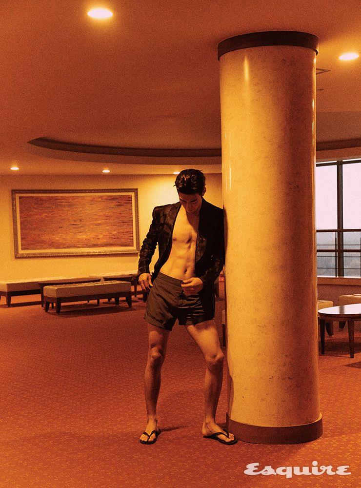 칵테일 재킷 가격 미정 톰 포드. 수영복 8만9000원 코스. 플립플롭 가격 미정 하바이아나스.