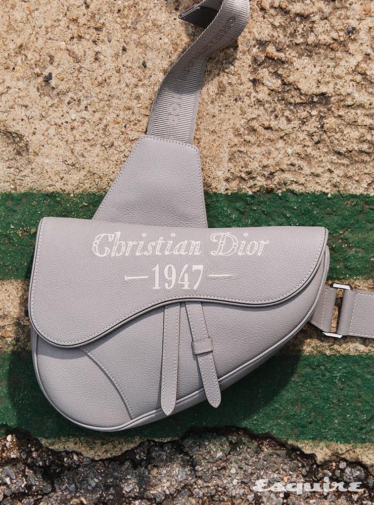 그레이 그레인드 카프스킨 CD 1947 새들백 가격 미정 디올 맨.