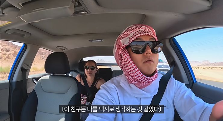 요르단 로드 트립 영상. 채코제는 다양한 문화권의 전통 의상을 입고 여행하는 것을 즐기는데, 덕분에 요르단에서는 택시 기사로 오인한 여행객이 렌터카 뒷자석에 타기도 했다. (채코제는 그녀를 목적지까지 데려다주었다.)
