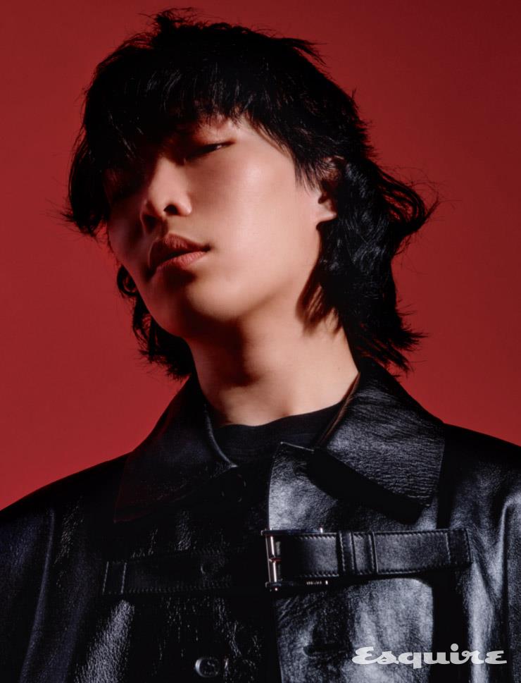 레더 코트 베르사체. 슬리브리스 톱 릭 오웬스. 