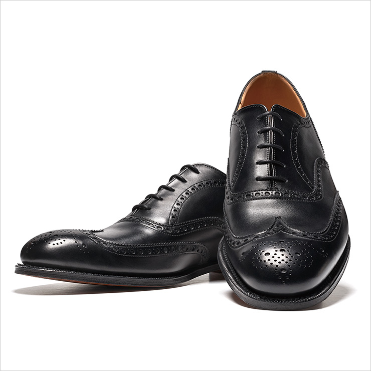 전체를 풀 브로그로 장식한 슈즈 92만원 처치스.