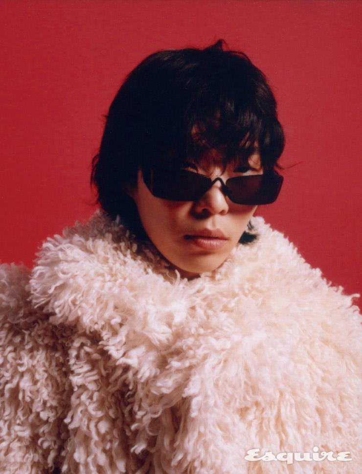 화이트 퍼 재킷 H&M. 선글라스 프라다 by 에실로룩소티카.