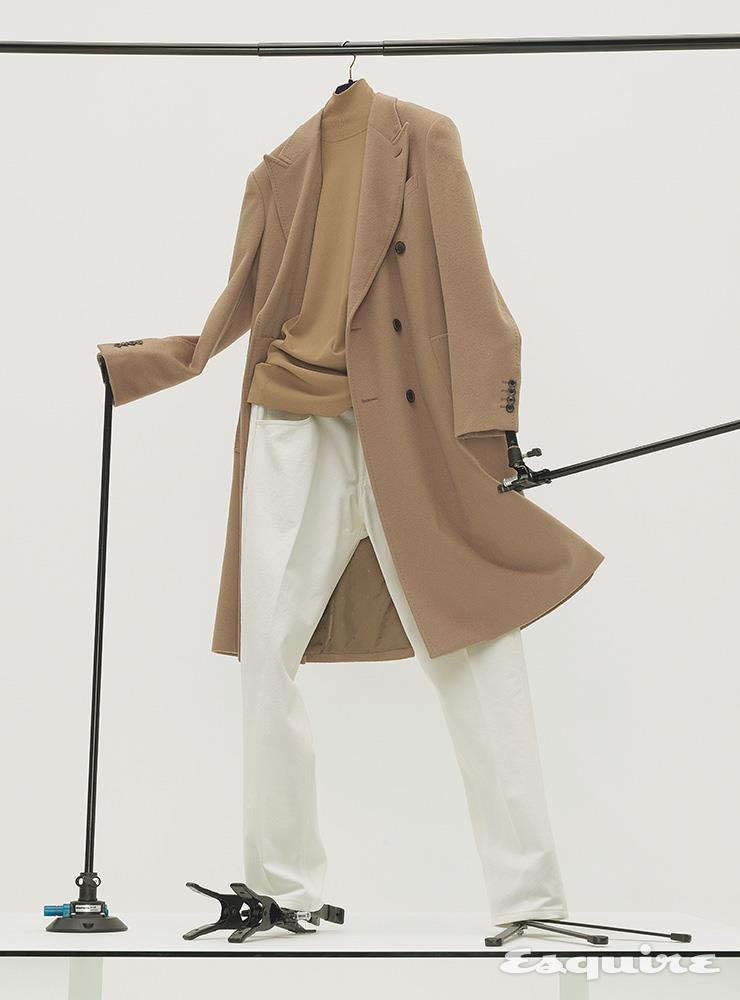 캐멀 컬러 더블브레스트 코트 가격 미정 루이 비통. 캐멀 컬러 니트 톱 가격 미정 보테가 베네타. 화이트 팬츠 149만원 에르메네질도 제냐.