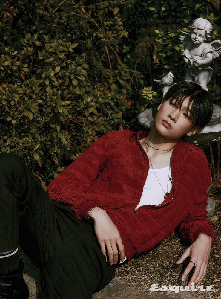  테디 재킷, 팬츠, 슈즈, 삭스, 네크리스, 브레이슬릿, 링 모두 가격 미정 생 로랑 by 안토니 바카렐로. 탱크 톱 에디터 소장품.