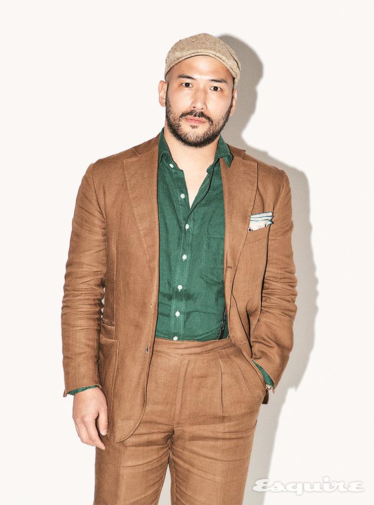 토바코 컬러 리넨 슈트, 그린 컬러 리넨 셔츠 모두 드레익스. 실크 헌팅 캡 베이츠. 포켓 스퀘어 시모노 고다드.