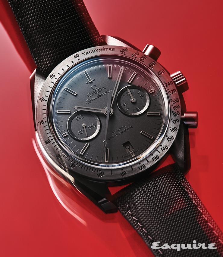 폴리싱 및 브러싱 처리된 블랙 세라믹 케이스에 매트한 블랙 세라믹 다이얼, 블랙 코팅 나일론 패브릭 스트랩을 매치해 완벽한 블랙 룩을 완성했다. 44.25mm 케이스에 코-액시얼 칼리버 9300을 탑재했다. 스피드마스터 다크 사이드 오브 더 문 코-액시얼 크로노미터 크로노그래프 44.25mm 1600만원 오메가.