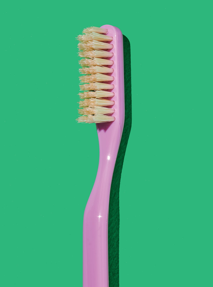 길쭉한 나일론 소재의 칫솔모가 큰 힘을 들이지 않고도 여러 치아를 한 번에 닦아내리며 사용감에 따라 칫솔모가 짧아져 교체 시기를 확인할 수 있다. 소프트 칫솔 1만6000원 아카카파 by 고메 494.