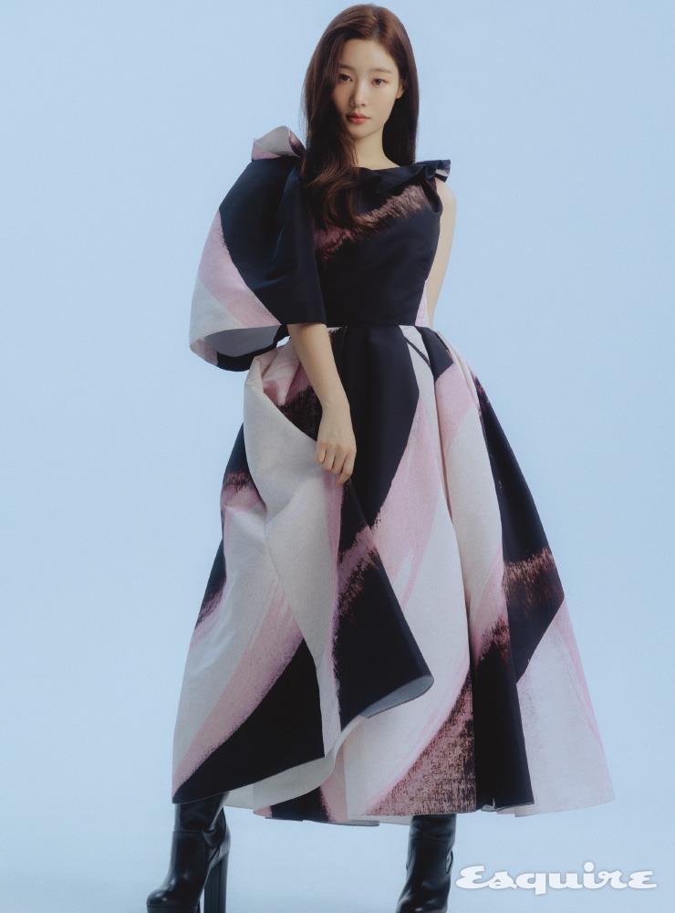 드레스, 부츠 모두 알렉산더 맥퀸.