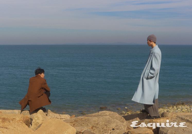 스웨이드 브라운 코트 1130만원, 블랙 팬츠 174만원, 레더 슈즈 157만원 모두 프라다. 오버사이즈 코트 344만3000원, 크루넥 스웨터 74만9000원, 벨티드 팬츠 149만원 모두 아미. 블랙 레더 부츠 가격 미정 질 샌더.