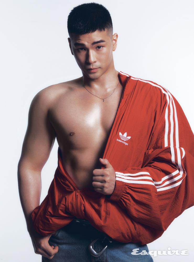 트랙 슈트 재킷 가격 미정 발렌시아가x아디다스. 데님 쇼츠 가격 미정 프라다. 레더 벨트 가격 미정 셀린느 옴므. 스털링 네크리스 18만1000원 불레또. 