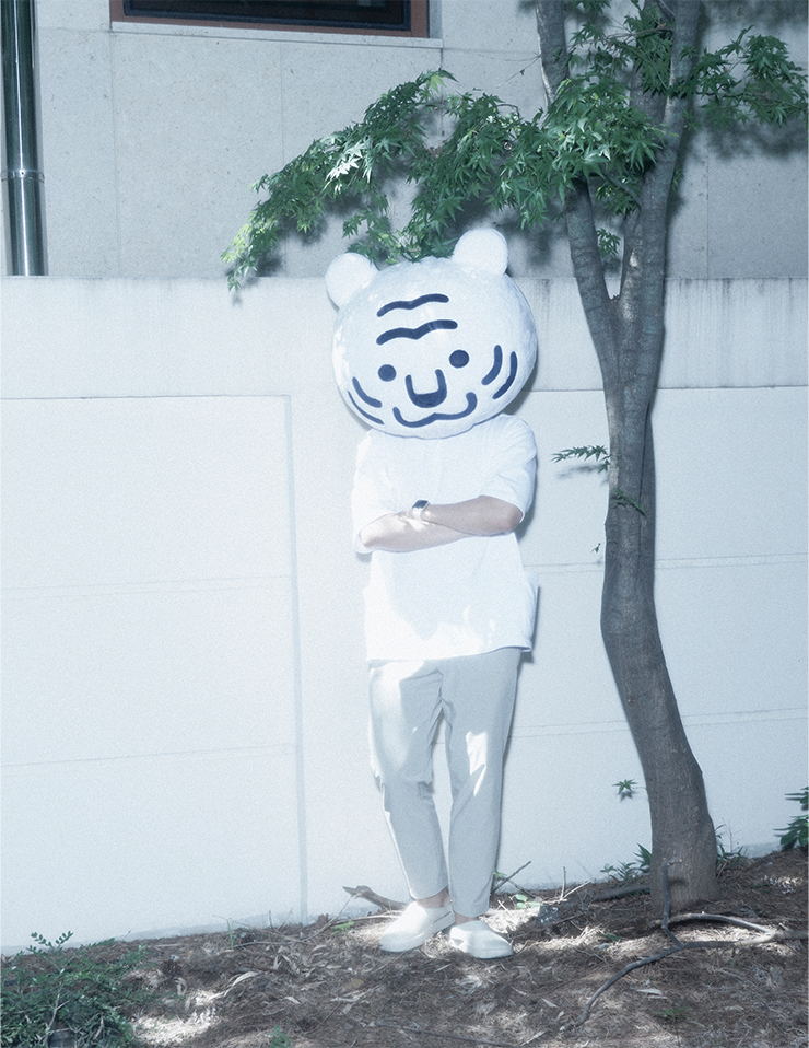 스튜디오 타이거의 엠블럼을 본뜬 마스크를 쓰고 있는 김보통 작가. 스튜디오 타이거는 오리지널 IP(지식재산) 개발 역량을 바탕으로 다양한 콘텐츠를 만드는 창작 기업으로, 김보통 작가가 이끌고 있다.