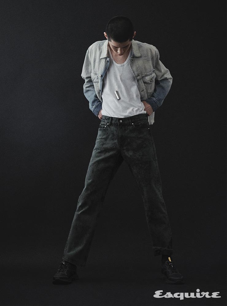 데님 재킷 196만원, 블랙 러너 스니커즈 113만5000원 모두 지방시. 그린 워시드 진 15만9000원 친다운. 실버 라이터 케이스 네크리스 가격 미정 셀린느. 화이트 슬리브리스 톱, 블랙 삭스 모두 에디터 소장품.