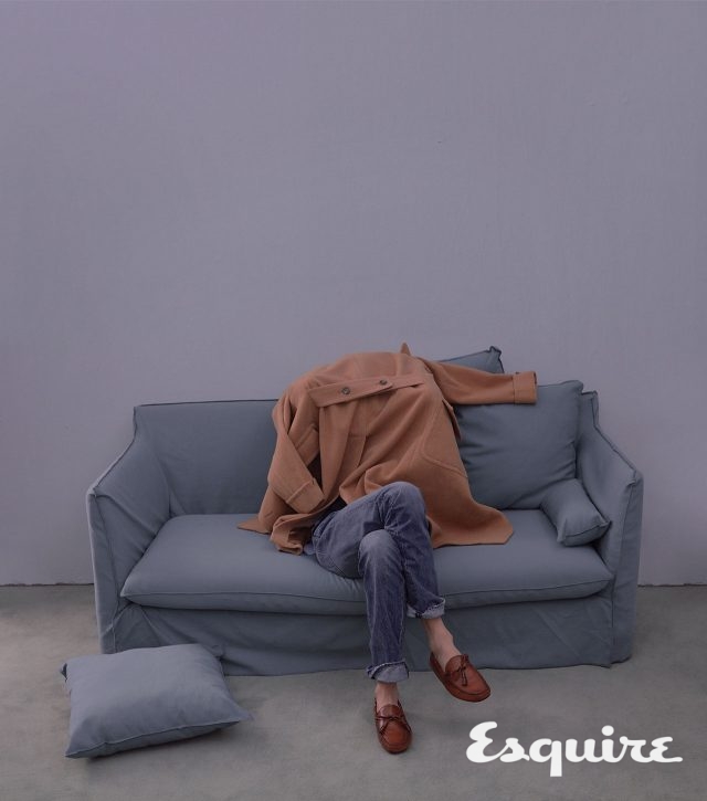 캐멀색 코트, 옥스퍼드 셔츠, 럭비 티셔츠, 데님 바지, 드라이빙 슈즈 모두 폴로 랄프 로렌.