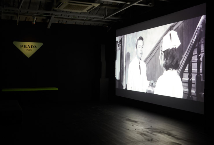 상영회 공간 전경. 세 감독이 선정한 한국 영화 세 편을 상영했으며, 사진 속에서는 김지운 감독이 꼽은 <마의 계단(1964, 이만희)>이 상영되고 있다.