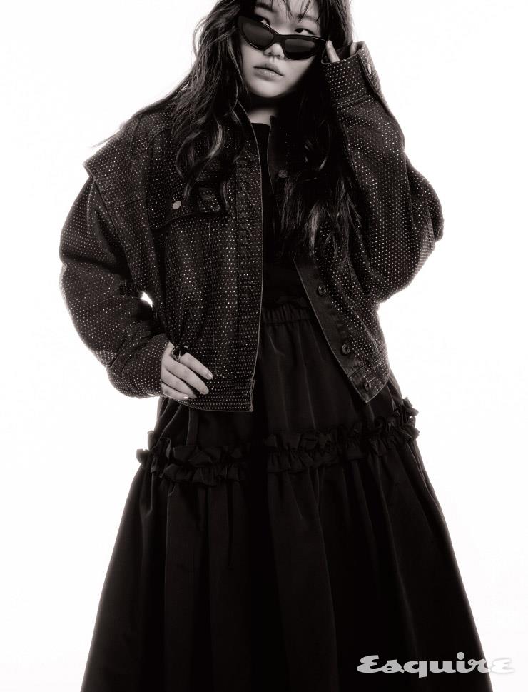 데님 재킷, 링 모두 H&M. 블랙 티셔츠 럭키 슈에뜨. 선글라스 돌체앤가바나 by 에실로룩소티카. 스커트 스타일리스트 소장품. 