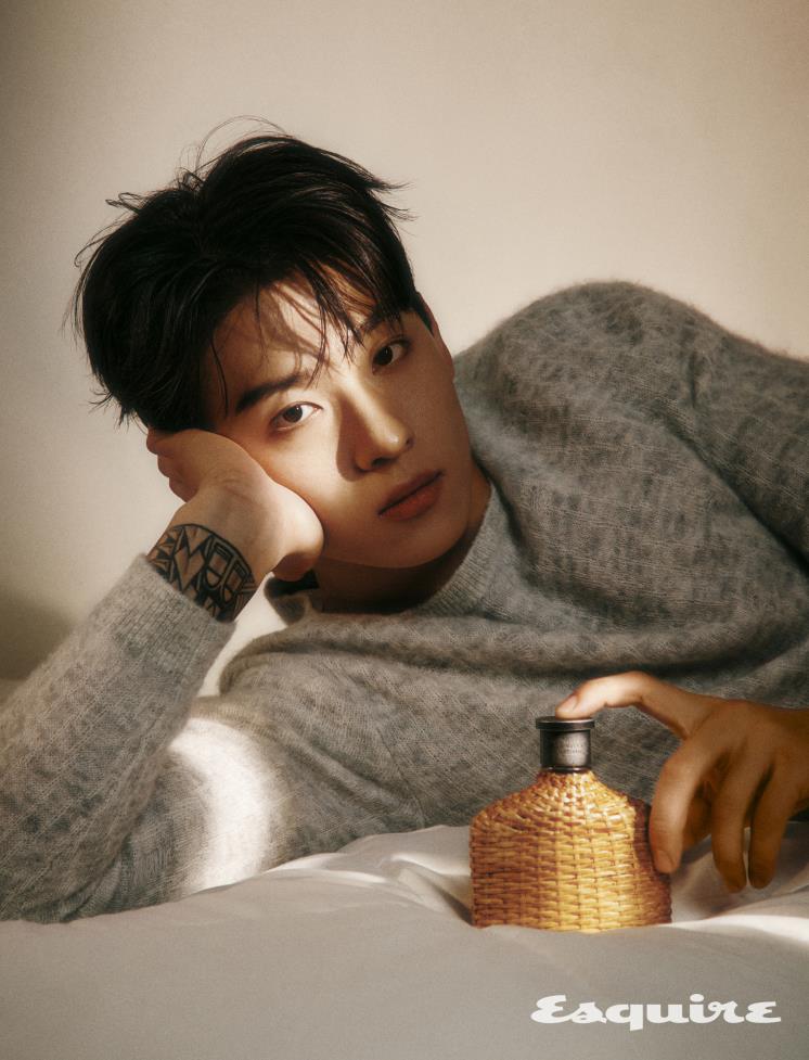 아티산 EDT 125mL/ 11만3000원, 니트 톱 모두 존 바바토스.