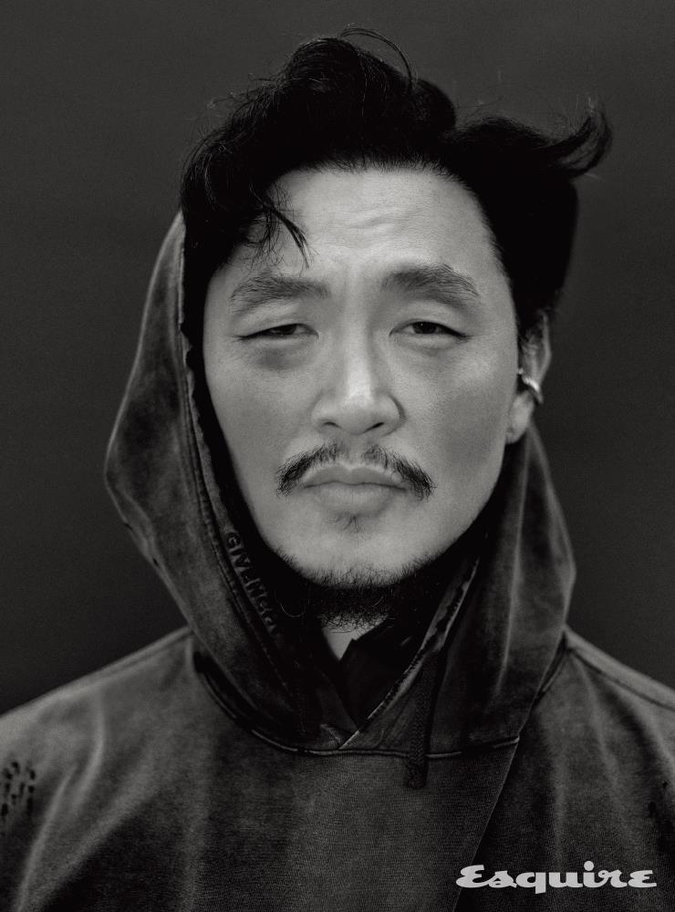 후드 지방시. 이어커프 포트레이트 리포트.
