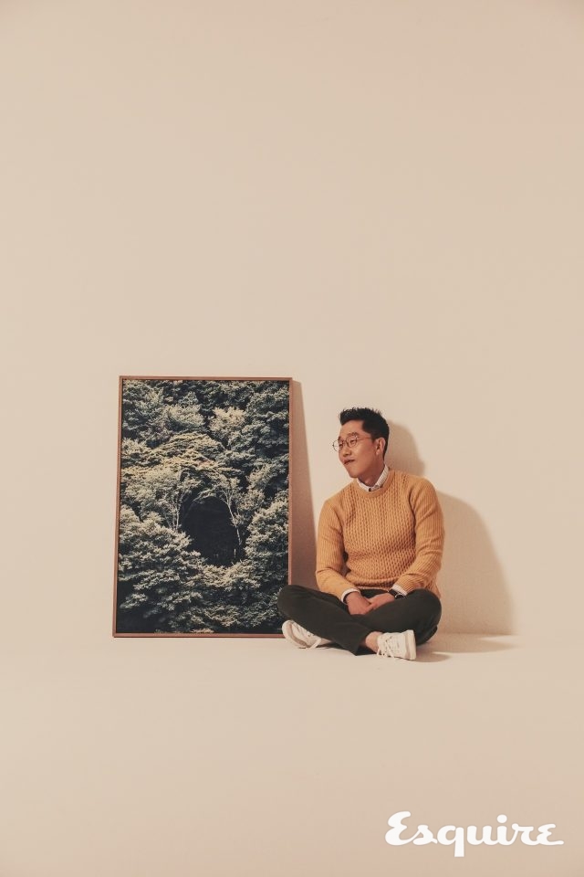 셔츠, 니트 모두 TNGT. 시계 탠디. 신발 자라. 안경 림락. 바지 스타일리스트 소장품.