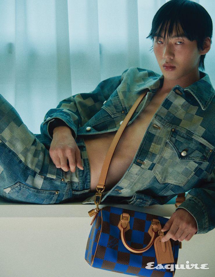 다모플라쥬 데님 재킷, 팬츠, 스피디 25 백 모두 가격 미정 루이 비통.