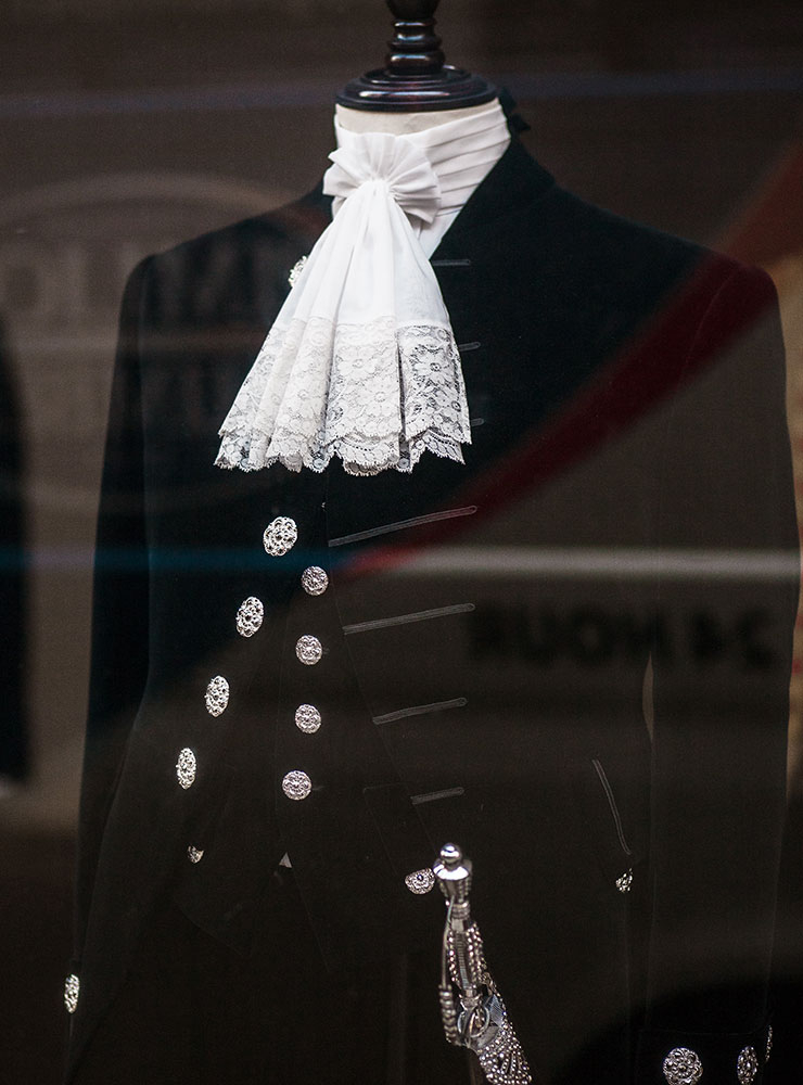 군복에서 기인한 브리티시 슈트의 요소들은 다양한 형태의 옷에서 공통된 영국적인 가치를 지킨다.