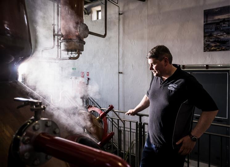 스코틀랜드 아일라섬에 위치한 아드벡 증류소. 스모크 향을 위스키에 입히기 위해 토탄을 태운 연기로 맥아를 건조하고 있다.