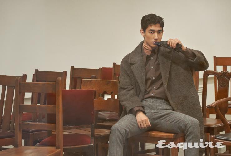 벨티드 코트, 셔츠, 터틀넥 니트 톱 모두 가격 미정 르메르. 체크 팬츠 가격 미정 헬무트랭 by 10 꼬르소 꼬모. 장갑 스타일리스트 소장품. 