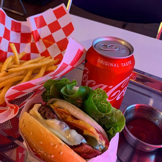 @poseburger