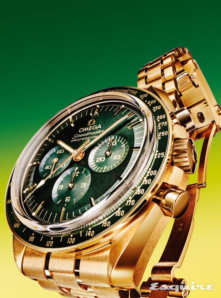 달에서 착용했던 4세대 스피드마스터에서 영감을 얻었다. 42mm의 문샤인&trade; 골드 소재 케이스와 브레이슬릿으로 제작되었으며, 태양광 패턴의 그린 PVD 스텝 다이얼과 문워치 스타일 핸즈가 복고적인 느낌을 준다. 또한 그린 세라믹 베젤링에는 세라골드&trade; 타키미터 스케일을 새겼고 케이스 백에는 ‘FIRST WATCH WORN ON THE MOON’ 문구가 쓰여 있다. 오메가 코-액시얼 마스터 크로노미터 칼리버 3861을 탑재했다. 스피드마스터 문워치 프로페셔널 코-액시얼 마스터 크로노미터 크로노그래프 42MM 4910만원 오메가.