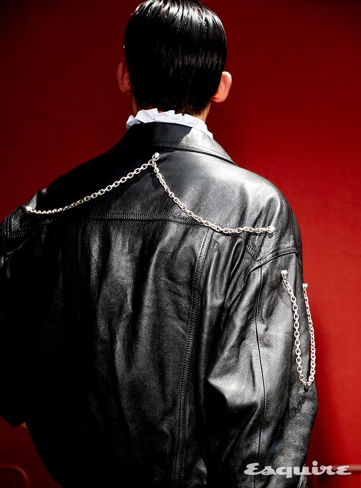 체인 장식 레더 재킷, 프릴 장식 셔츠 모두 가격 미정 셀린느 옴므 by 에디 슬리먼.