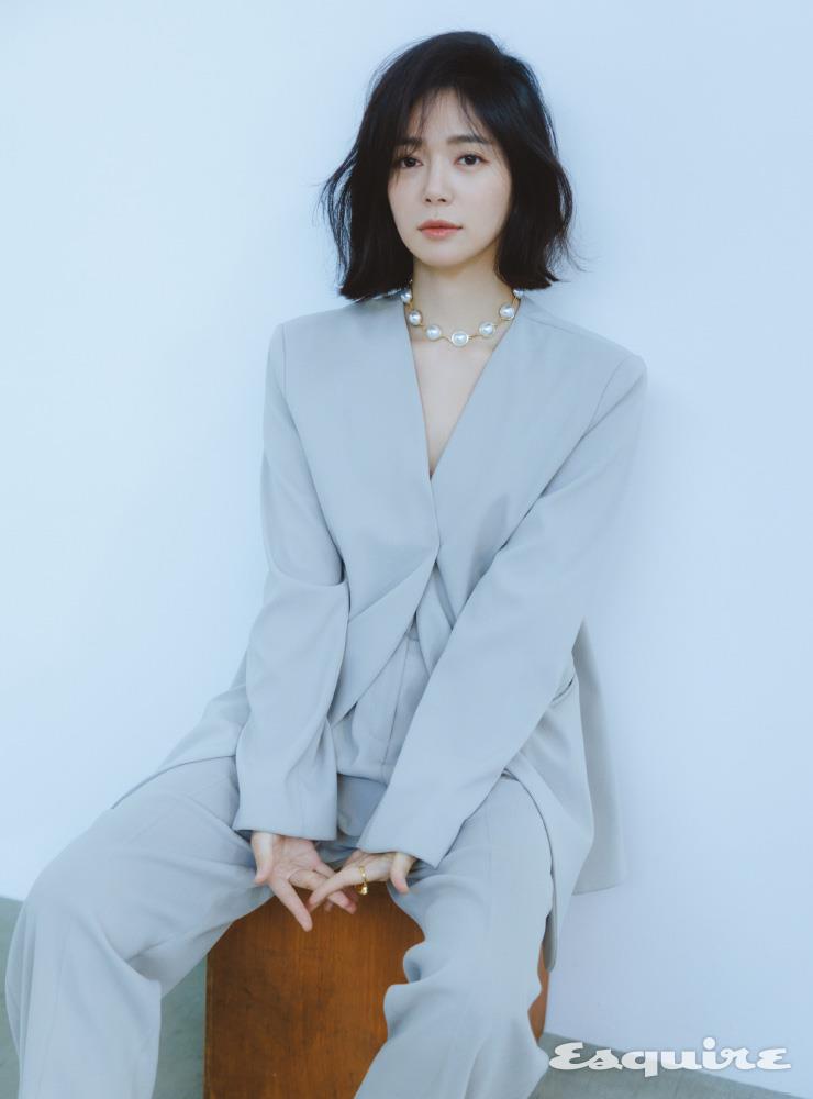 카키 베이지 슈트 르브와 스튜디오. 네크리스, 링 모두 라즈무.