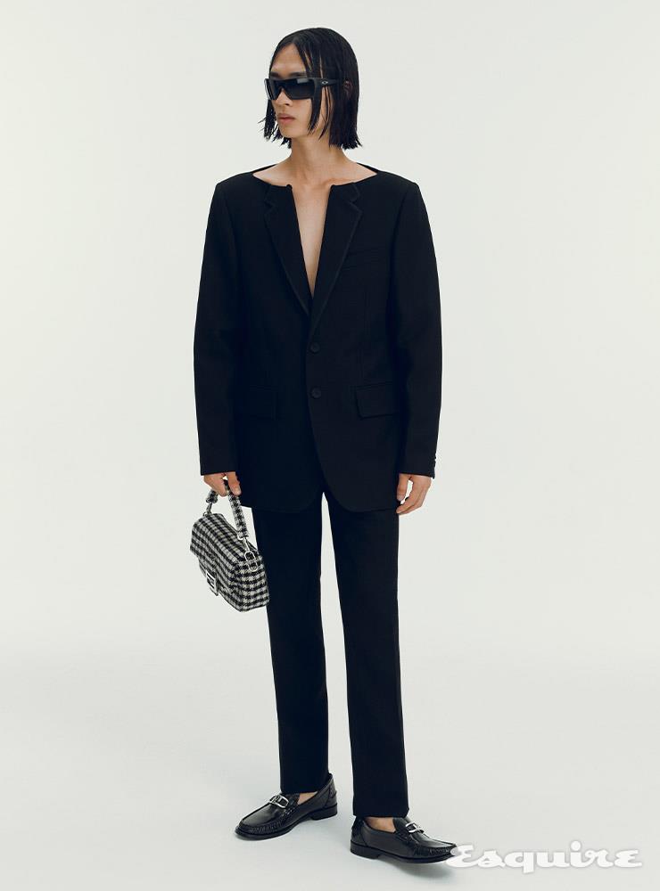 FENDI - 재킷 100만원대, 팬츠 가격 미정, 로퍼 100만원대, 뉴 바게트 백 400만원대 모두 펜디. 선글라스 20만원대 오클리.