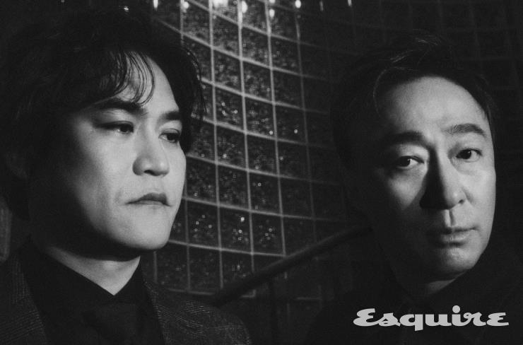  (김성균) 브라운 체크 슈트 본. 블랙 셔츠, 타이 모두 스타일리스트 소장품. (이성민) 블랙 셔츠 코스.