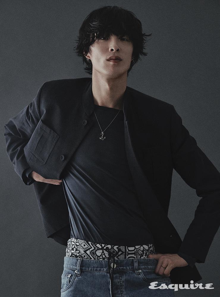 네이비 버튼 재킷, 네이비 티셔츠, 패턴 스윔 쇼츠 모두 가격 미정 디올 맨. 데님 팬츠 가격 미정 프라다. 닻 펜던트 네크리스 가격 미정 생 로랑 by 안토니 바카렐로. 링, 이어링 모두 모델 소장품.