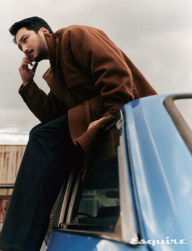 브라운 울 후드 코트 38만9000원, 블랙 울 카고 팬츠 16만9000원 모두 유니폼 브릿지. 