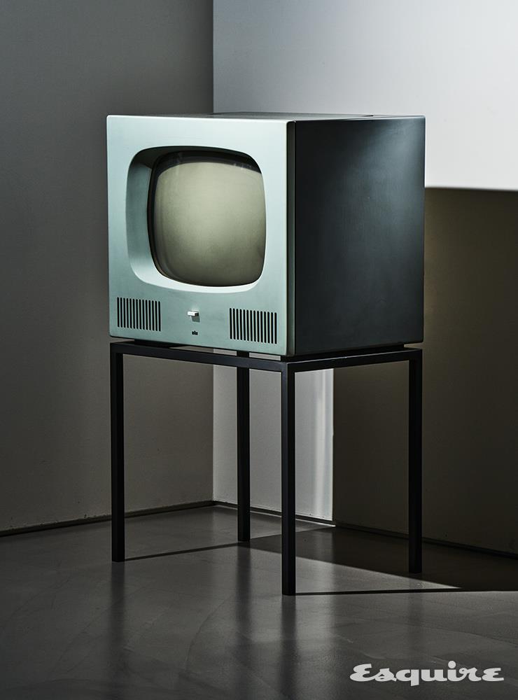 1958년 브라운에서 생산한 TV로, 디터 람스의 선배 디자이너 헤르베르트 히르헤가 디자인을 맡았다. 1950년대 디자인에서 보기 힘든 민트에 그레이를 섞은 컬러이며, 플라스틱으로 금형을 시도한 초창기 모델이다. 제품 윗부분에 커버를 만들어 버튼을 숨겨놓고, 전면부에는 전원 버튼만 놓은 디자인에 빠졌다.