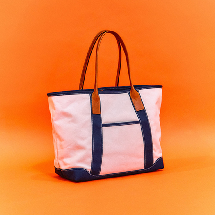 유니페어의 2020 S/S 시즌 토트백. 넉넉한 공간에 3개의 포켓이 있어 실용적이다.