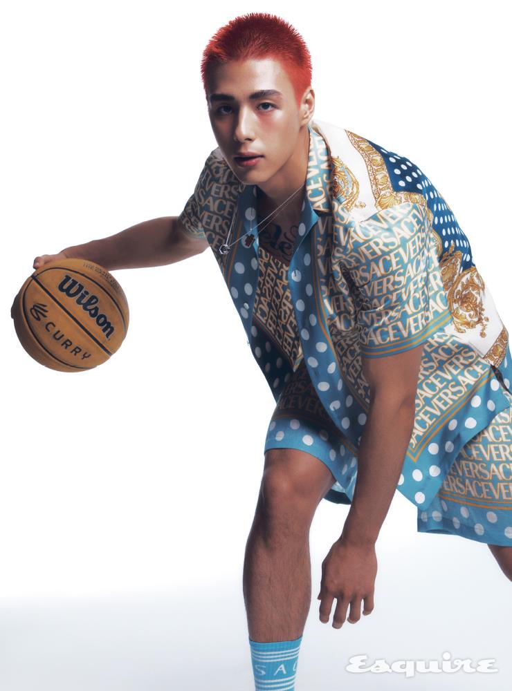  오버 실크 셔츠 195만원, 실크 쇼츠 176만원, 삭스 16만원, 너트 모티브 네크리스 가격 미정 모두 베르사체. 농구공 가격 미정 언더아머. 