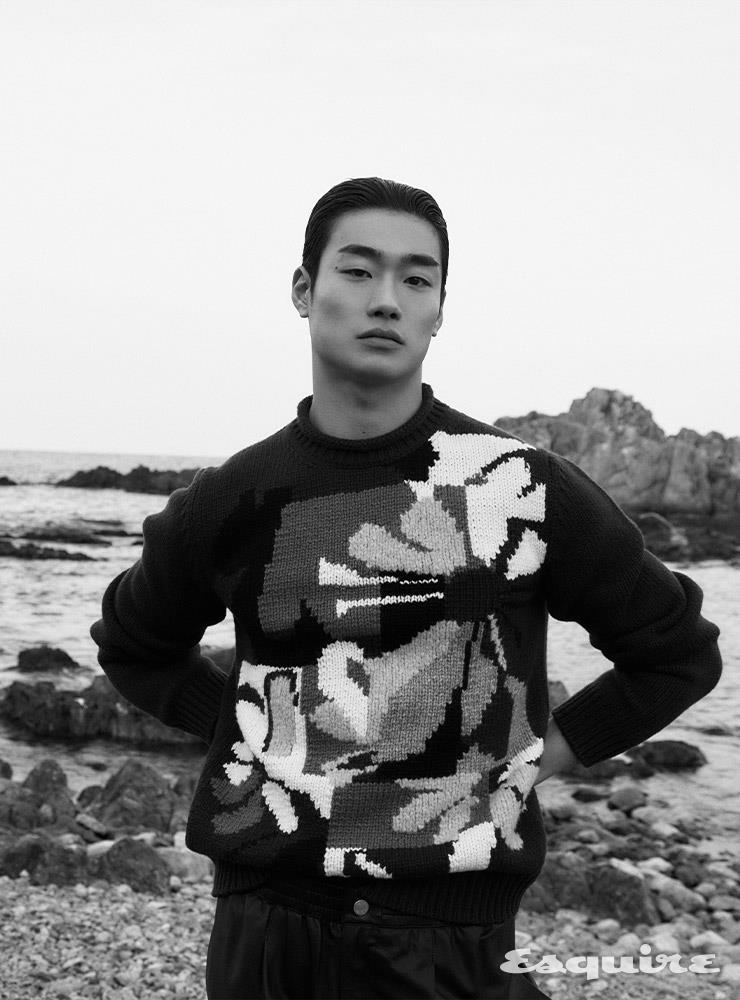 캐시미어 스웨터, 레더 쇼츠 모두 가격 미정 에르메스.