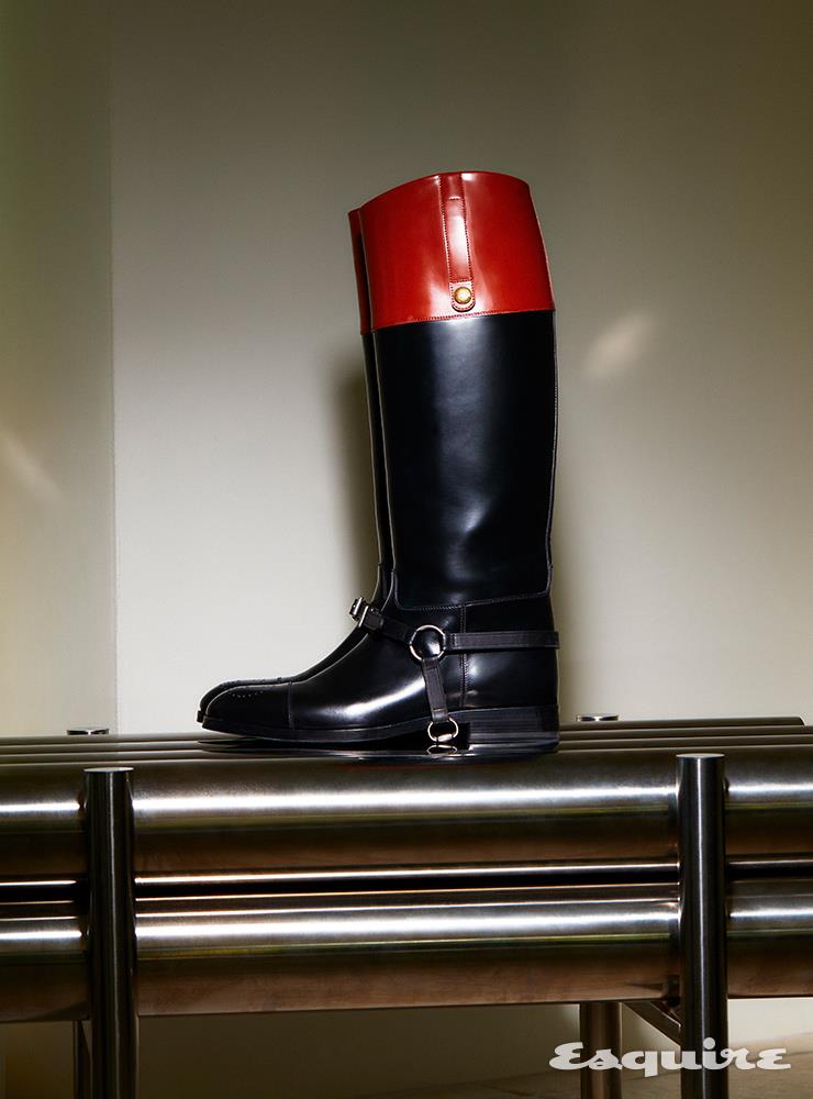 하네스 장식의 라이딩 부츠 259만원 구찌.