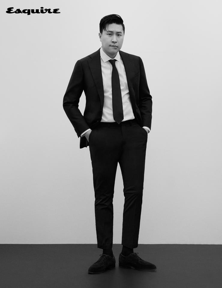 재킷, 삭스 모두 에디터 소장품. 셔츠, 팬츠 모두 H&M. 로퍼 에드워드 그린. 타이 드레익스.