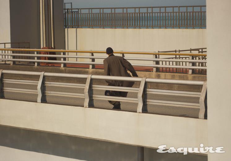 카키 오버사이즈 롱코트, 팬츠 모두 가격 미정 지방시. 비니 에디터 소장품.