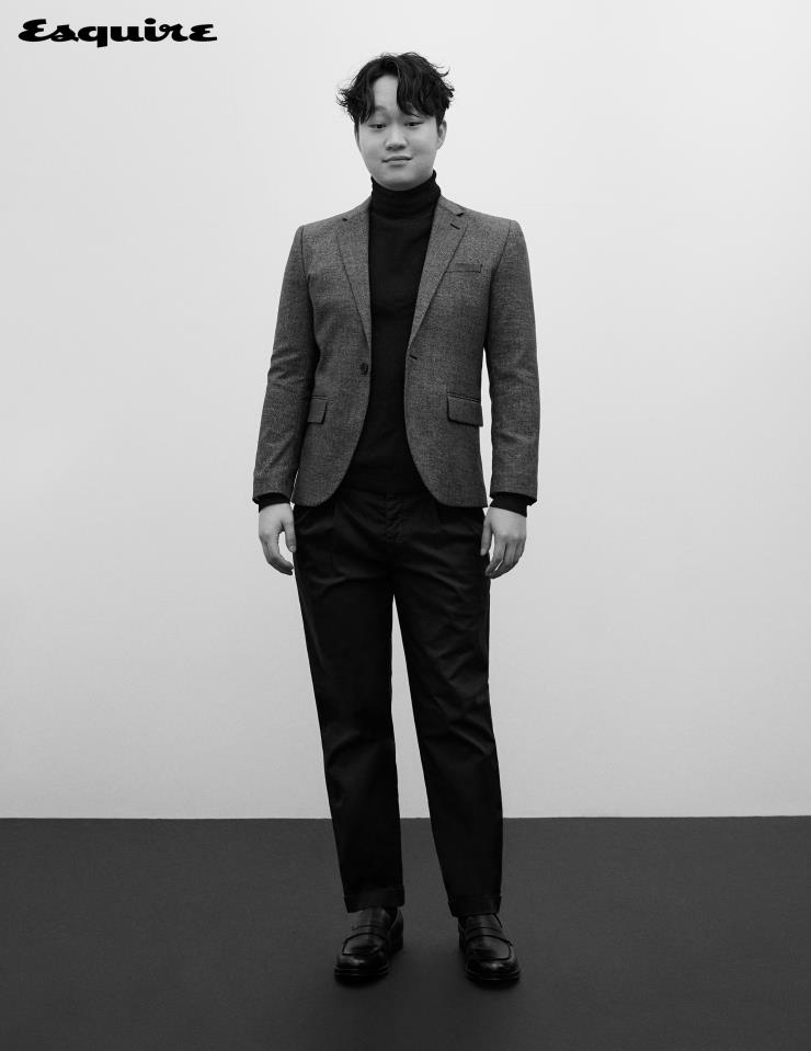 체크 패턴 재킷, 팬츠 모두 H&M. 터틀넥 니트톱 에디터 소장품. 로퍼 자라. 삭스 에디터 소장품.
