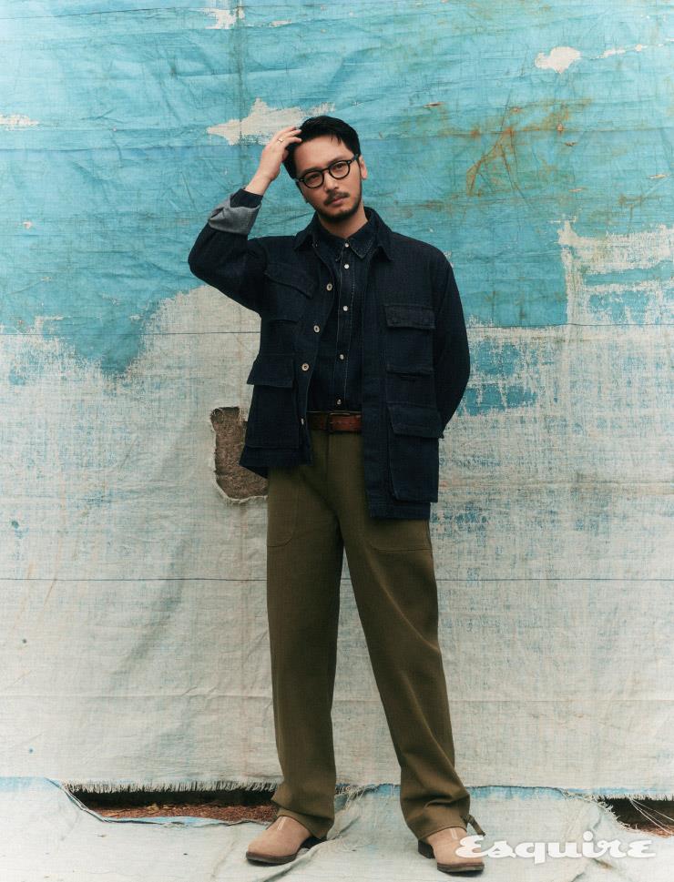 데님 재킷 19만9000원, 데님 셔츠 11만9000원, 올리브 그린 코튼 팬츠 12만9000원 모두 유니폼 브릿지. 