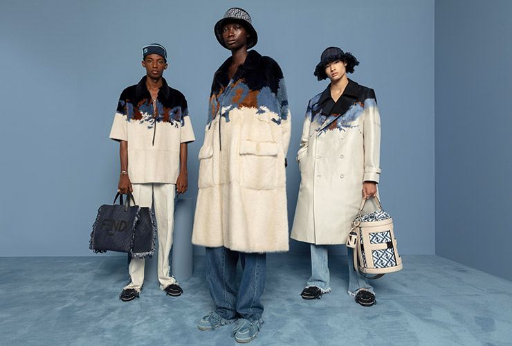 시어링 셔츠 가격 미정, 데님 팬츠 100만원대, 데님 쇼퍼백 가격 미정, 브레이슬릿 가격 미정, 브레이슬릿 가격 미정, 링 가격 미정 모두 펜디. 밍크 코트 7000만원대, 데님 팬츠 가격 미정, 데님 로퍼 가격 미정, 캔버스 바이저 70만원대 모두 펜디. 코트 700만원대, 데님 팬츠 100만원대, 로퍼 가격 미정, 데님 바이저 가격 미정, 버킷 백 가격 미정, 링 가격 미정 모두 펜디.